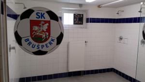 Pokračují práce na nezbytně nutných opravách zázemí SK Brušperk