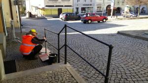 Nátěr nového zábradlí před vchodem u pošty